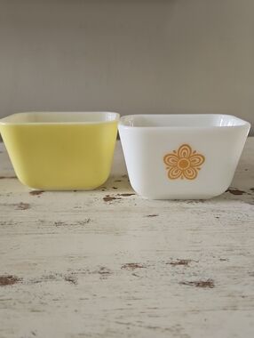 Set Of 2 Pyrex Refrigerator Dishes, Butterfly Pattern And Solid Yellow